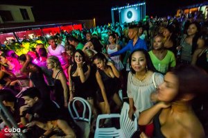 people dancing at Concert of Charanga Habanera in Don Cangrejo club in Miramar © Cuba Absolutely, 2014